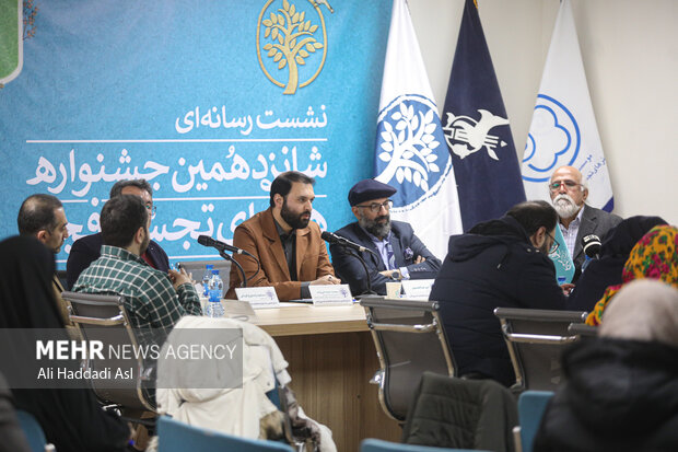 نشست خبری شانزدهمین جشنواره هنرهای تجسمی فجر صبح روز سه شنبه ۳ بهمن ماه ۱۴۰۲ با حضور محمد خراسانی زاده مدیر کل هنرهای تجسمی وزارت فرهنگ و ارشاد اسلامی، امیر عبدالحسینی دبیر کل جشنواره و مسعود زنده روح کرمانی دبیر هنری جشنواره در موزه هنرهای معاصر برگزار شد