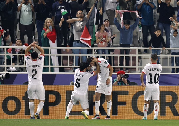 قطر، فٹبال میچ شروع ہونے سے پہلے ایرانی شائقین کی نماز جماعت+ ویڈیو