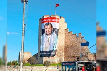 Ensarullah liderinin posteri İstanbul surlarına asıldı