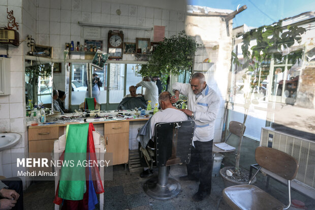 آرایشگر قدیمی در بازار سنتی 