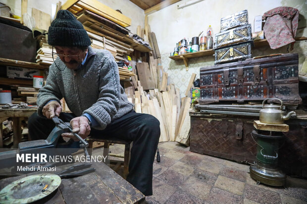 استاد در کارگاه ساخت صندوقچه های دست ساز 