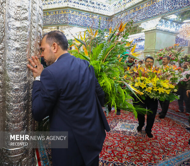 مراسم گل‌آرایی ضریح مطهر حضرت سیدالشهدا (ع)