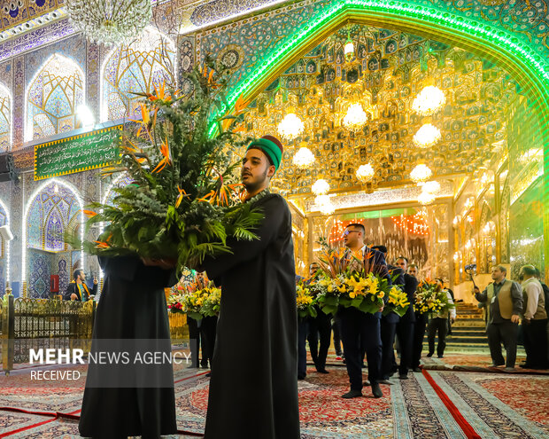 مراسم گل‌آرایی ضریح مطهر حضرت سیدالشهدا (ع)