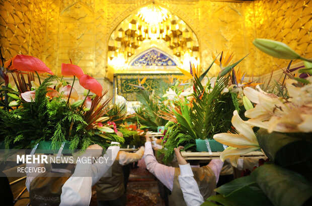 مراسم گل‌آرایی ضریح مطهر حضرت سیدالشهدا (ع)