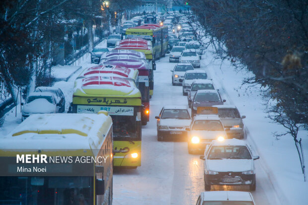 بارش برف و کولاک در راههای آذربایجانشرقی ادامه دارد بارش برف و کولاک در راههای آذربایجانشرقی ادامه دارد