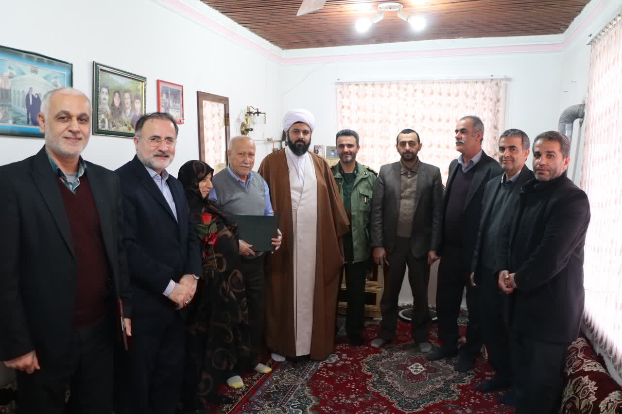 پدران شهدا الگوی ایثار و مردانگی در جامعه هستند