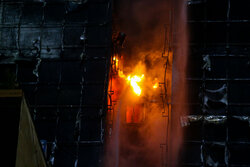 آتش سوزی ساختمان ۱۲ طبقه در قم مهار شد