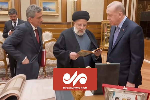 Reisi, Erdoğan'a Hafız'dan bir şiir okudu Reisi, Erdoğan'a Hafız'dan bir şiir okudu