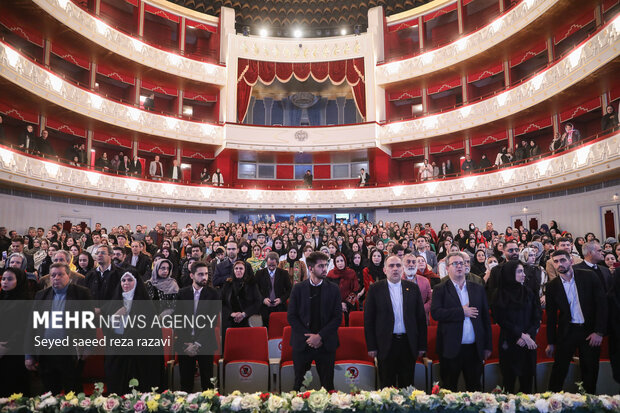 مراسم اختتامیه دوازدهمین جشنواره مد و لباس فجر  شامگاه امروز پنجشنبه ۵ بهمن  ماه 1402 همزمان با میلاد اختر تابناک امامت و ولایت امیرالمومنین علی (ع) با حضور محمد مهدی اسماعیلی وزیر فرهنگ و ارشاد اسلامی و طراحان لباس و فعالان عرصه پوشاک کشور در تالار وحدت برگزار شد