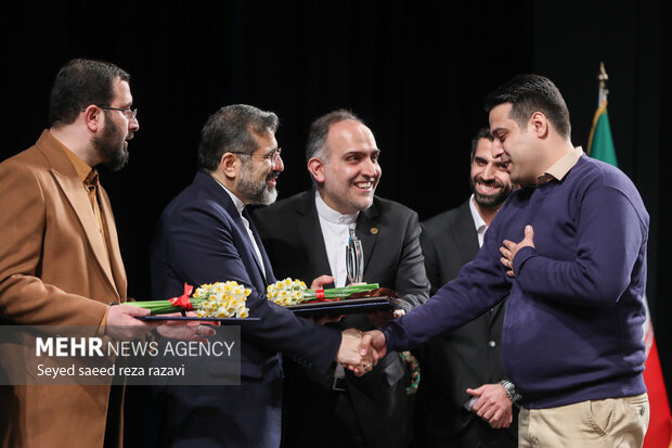 مراسم اختتامیه دوازدهمین جشنواره مد و لباس فجر  شامگاه امروز پنجشنبه ۵ بهمن  ماه 1402 همزمان با میلاد اختر تابناک امامت و ولایت امیرالمومنین علی (ع) با حضور محمد مهدی اسماعیلی وزیر فرهنگ و ارشاد اسلامی و طراحان لباس و فعالان عرصه پوشاک کشور در تالار وحدت برگزار شد