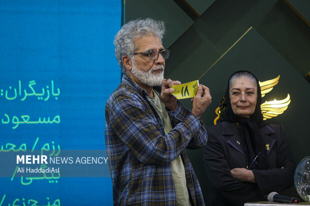 بهروز افخمی در مراسم قرعه کشی جدول نمایش فیلم‌های چهل و دومین جشنواره فیلم فجر حضور دارد