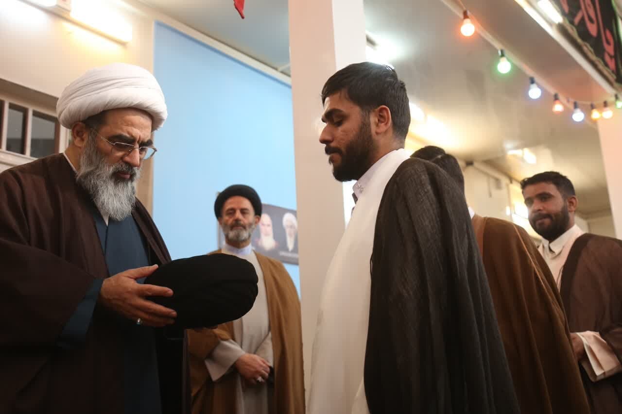 برگزاری مراسم عمامه گذاری ۲۰ طلبه همزمان با ولادت امام علی(ع)
