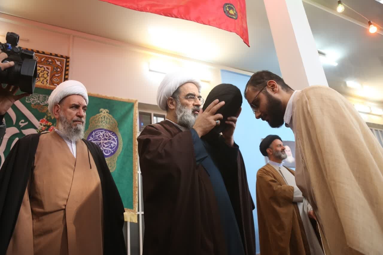 برگزاری مراسم عمامه گذاری ۲۰ طلبه همزمان با ولادت امام علی(ع)