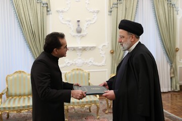 Raeisi receives credentials of Pakistan new envoy