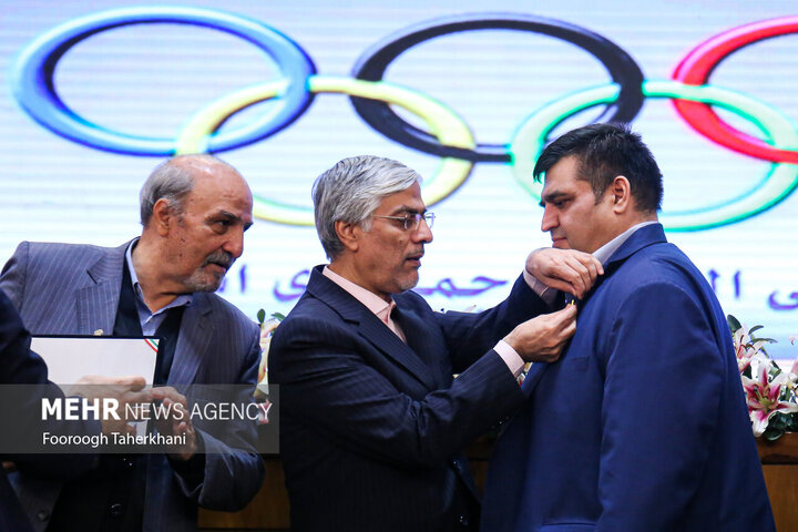 حسین رضازاده قهرمان وزنه برداری در برنامه سده المپیک حضور دارد