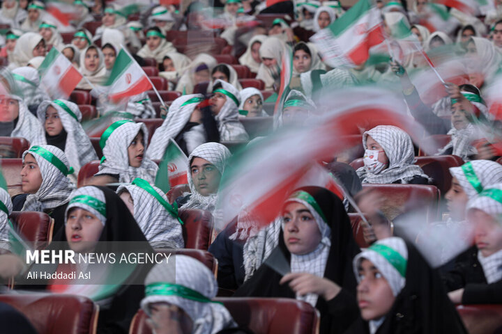 کنگره ملی بیست و چهار هزار شهید پایتخت صبح روز چهارشنبه ۴ بهمن ۱۴۰۲ با حضور سردار حسن حسن زاده فرمانده سپاه محمد رسول الله، علیرضا فخاری استاندار تهران و خانواده معظم شهدا در سالن همایش‌های برج میلاد برگزار شد