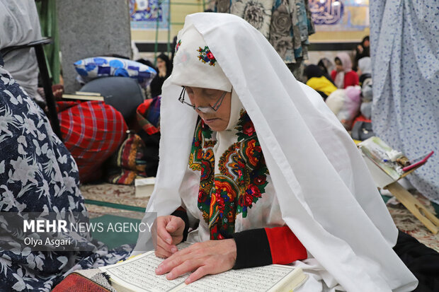 مراسم معنوی ام داوود در ساعات پایانی اعتکاف در گرگان