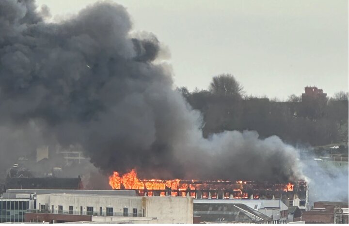 آتش‌سوزی مهیب در مرکز «لیورپول» در انگلیس+ تصاویر