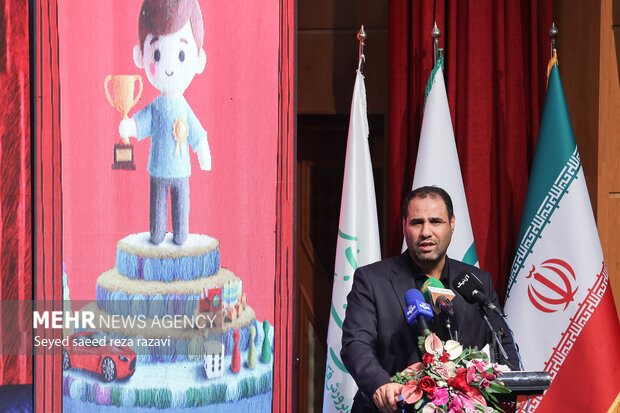  رضامراد صحرایی وزیر آموزش و پرورش در حال سخنرانی در مراسم اختتامیه هشتمین جشنواره ملی اسباب بازی است