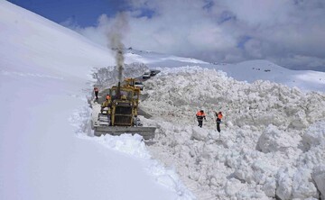 Heavy snow blankets Iranian cities