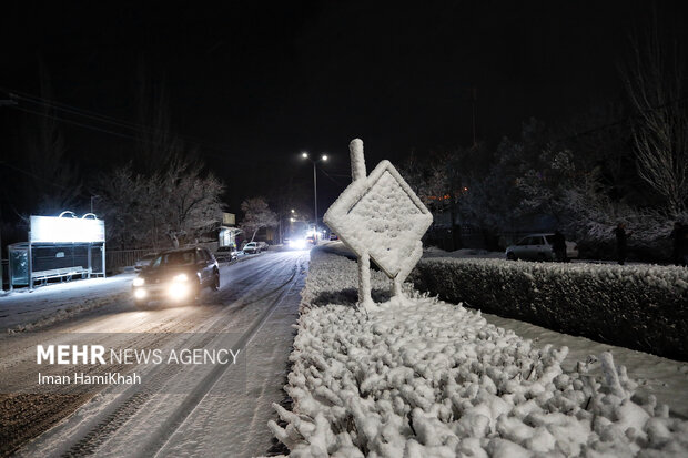 Hemedan kenti gece boyunca kar yağışı ile beyaza büründü