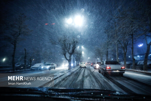 بالصور... الثلوج الكثيفة تغطي المدن الإيرانية