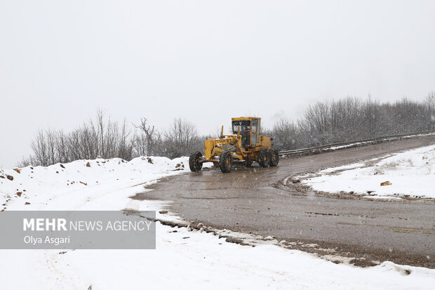 برفروبی و بازگشایی مستمر راههای اصلی شهرستان ماهنشان