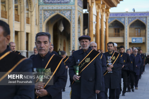 آیین لاله‌گردانی خدام حرم مطهر به‌مناسبت  بزرگداشت شهادت حضرت احمدبن موسی‌الکاظم علیه السلام