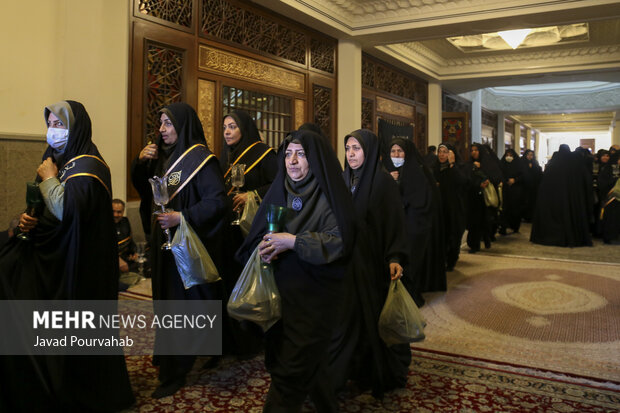 آیین لاله‌گردانی خدام حرم مطهر به‌مناسبت  بزرگداشت شهادت حضرت احمدبن موسی‌الکاظم علیه السلام