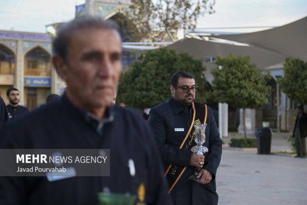 آیین لاله‌گردانی خدام حرم مطهر به‌مناسبت  بزرگداشت شهادت حضرت احمدبن موسی‌الکاظم علیه السلام