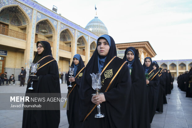 آیین لاله‌گردانی خدام حرم مطهر به‌مناسبت  بزرگداشت شهادت حضرت احمدبن موسی‌الکاظم علیه السلام