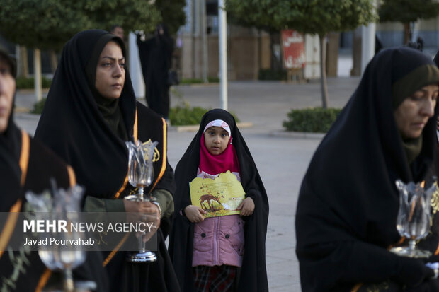 آیین لاله‌گردانی خدام حرم مطهر به‌مناسبت  بزرگداشت شهادت حضرت احمدبن موسی‌الکاظم علیه السلام