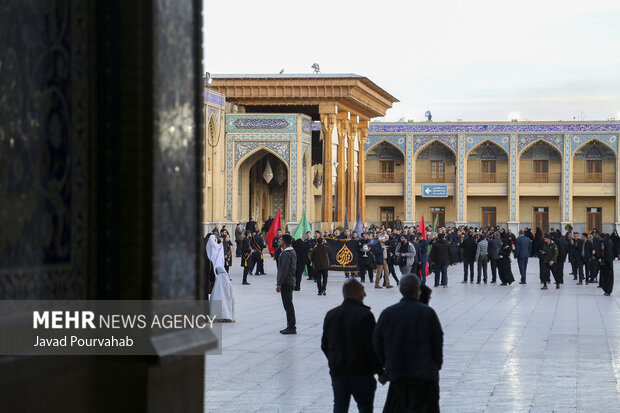 آیین لاله‌گردانی خدام حرم مطهر به‌مناسبت  بزرگداشت شهادت حضرت احمدبن موسی‌الکاظم علیه السلام