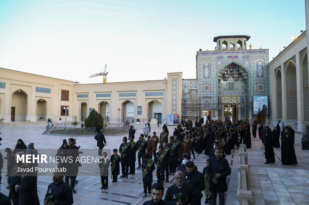 آیین لاله‌گردانی خدام حرم مطهر به‌مناسبت  بزرگداشت شهادت حضرت احمدبن موسی‌الکاظم علیه السلام