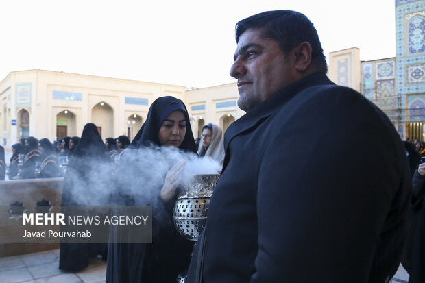 آیین لاله‌گردانی خدام حرم مطهر به‌مناسبت  بزرگداشت شهادت حضرت احمدبن موسی‌الکاظم علیه السلام