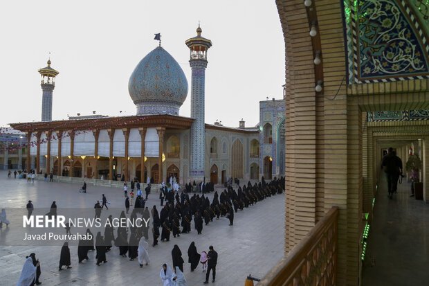 آیین لاله‌گردانی خدام حرم مطهر به‌مناسبت  بزرگداشت شهادت حضرت احمدبن موسی‌الکاظم علیه السلام