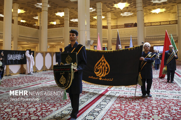 آیین لاله‌گردانی خدام حرم مطهر به‌مناسبت  بزرگداشت شهادت حضرت احمدبن موسی‌الکاظم علیه السلام