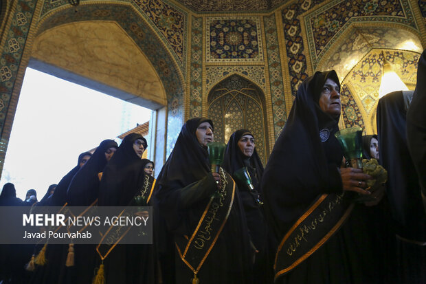 آیین لاله‌گردانی خدام حرم مطهر به‌مناسبت  بزرگداشت شهادت حضرت احمدبن موسی‌الکاظم علیه السلام