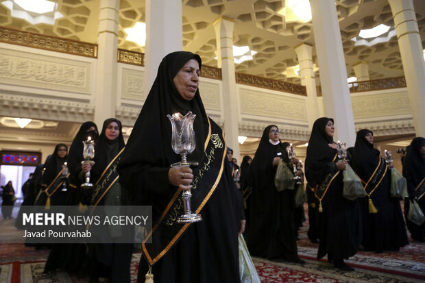 آیین لاله‌گردانی خدام حرم مطهر به‌مناسبت  بزرگداشت شهادت حضرت احمدبن موسی‌الکاظم علیه السلام