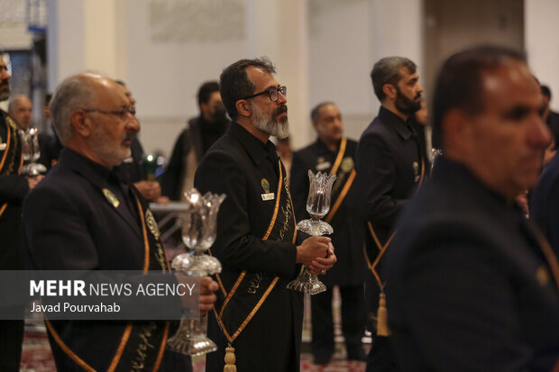 آیین لاله‌گردانی خدام حرم مطهر به‌مناسبت  بزرگداشت شهادت حضرت احمدبن موسی‌الکاظم علیه السلام