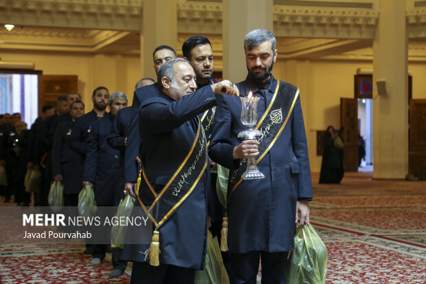 آیین لاله‌گردانی خدام حرم مطهر به‌مناسبت  بزرگداشت شهادت حضرت احمدبن موسی‌الکاظم علیه السلام