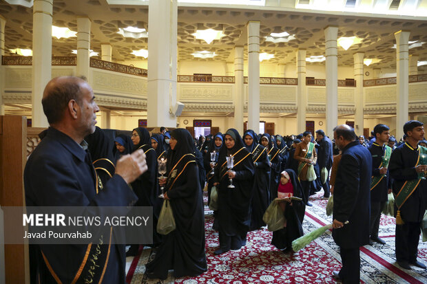 آیین لاله‌گردانی خدام حرم مطهر به‌مناسبت  بزرگداشت شهادت حضرت احمدبن موسی‌الکاظم علیه السلام