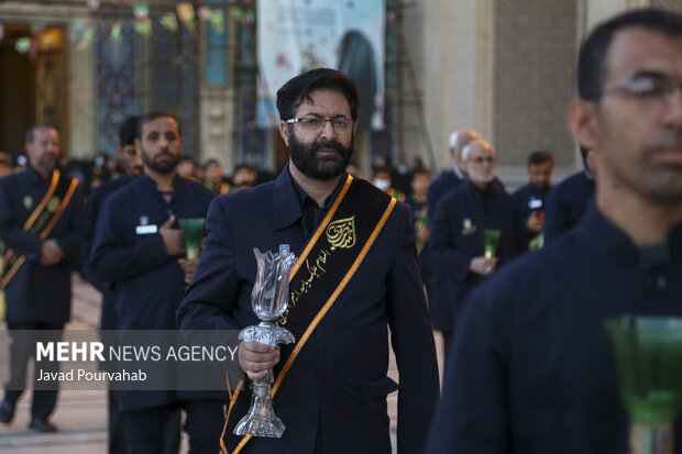 آیین لاله‌گردانی خدام حرم مطهر به‌مناسبت  بزرگداشت شهادت حضرت احمدبن موسی‌الکاظم علیه السلام