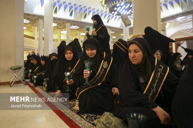 آیین لاله‌گردانی خدام حرم مطهر به‌مناسبت  بزرگداشت شهادت حضرت احمدبن موسی‌الکاظم علیه السلام