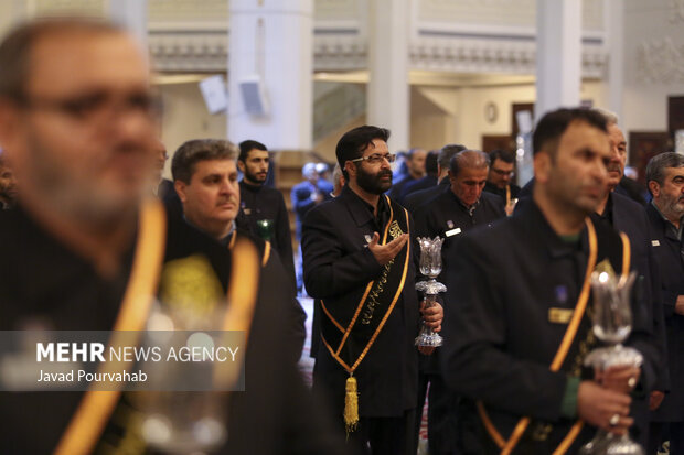 آیین لاله‌گردانی خدام حرم مطهر به‌مناسبت  بزرگداشت شهادت حضرت احمدبن موسی‌الکاظم علیه السلام