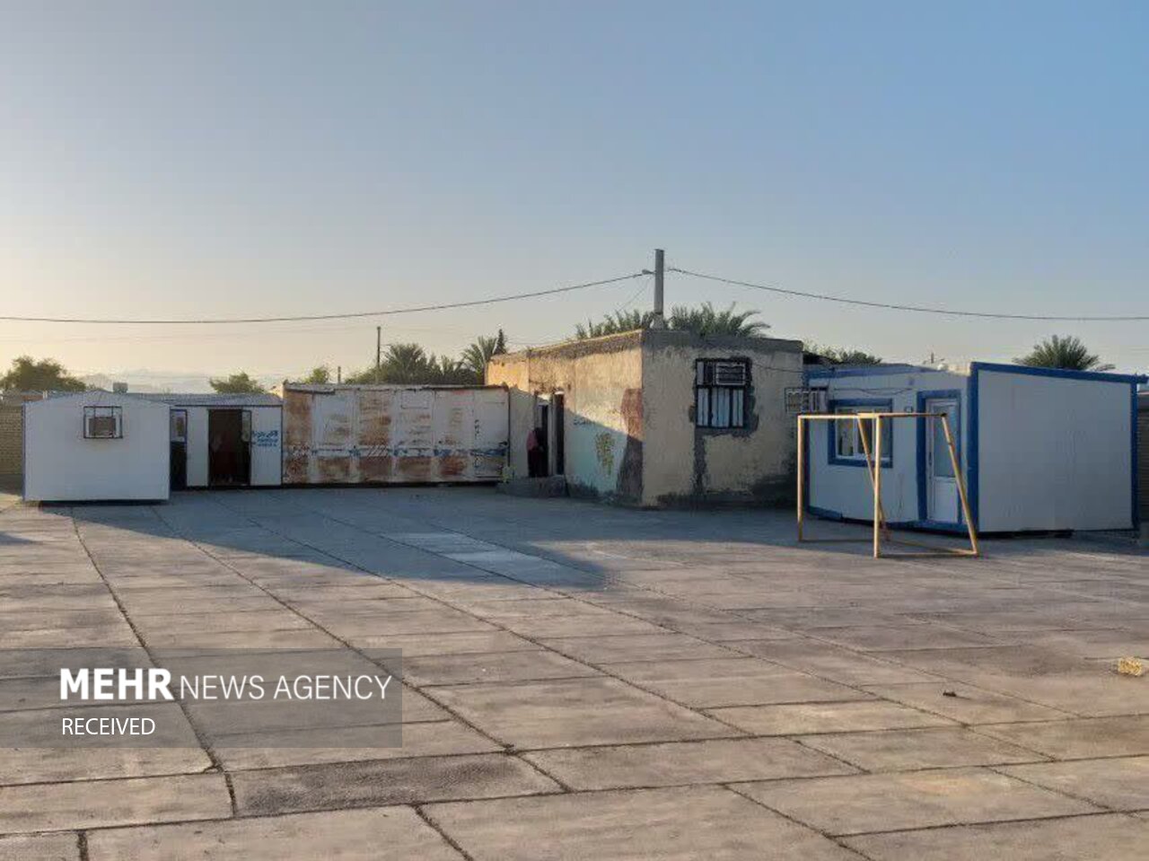 دانش آموزان دبستان شهید غلام نژاد در کانکس و انبار