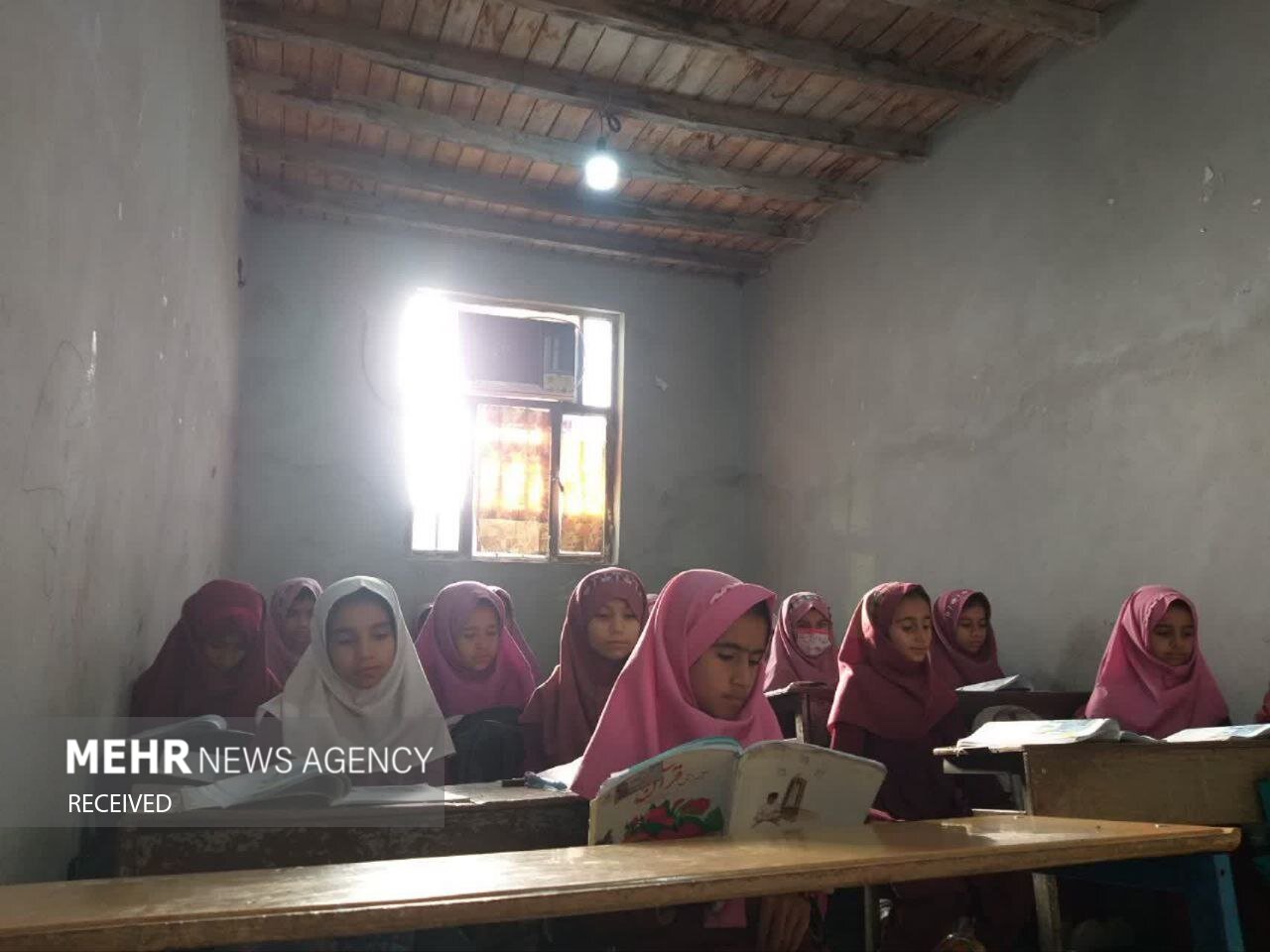 دانش آموزان دبستان شهید غلام نژاد در کانکس و انبار