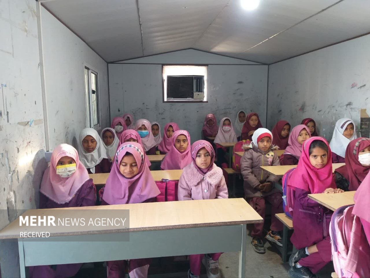 دانش آموزان دبستان شهید غلام نژاد در کانکس و انبار