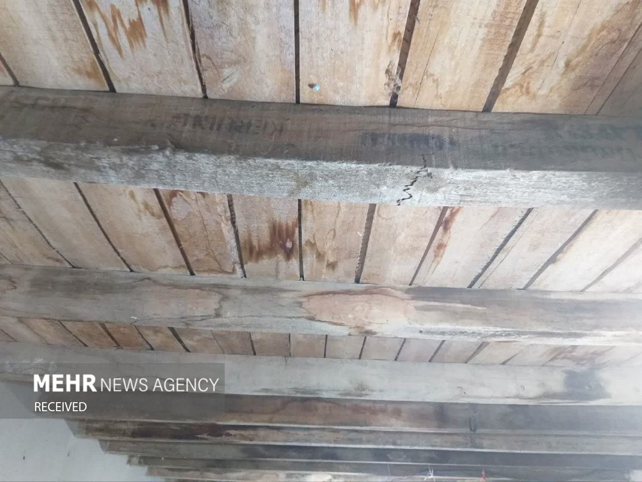 دانش آموزان دبستان شهید غلام نژاد در کانکس و انبار