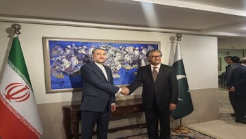 بعد مراسم الإستقبال الرسمي...بدء المحادثات الثنائية بين وزيري خارجية إيران وباكستان في إسلام آباد